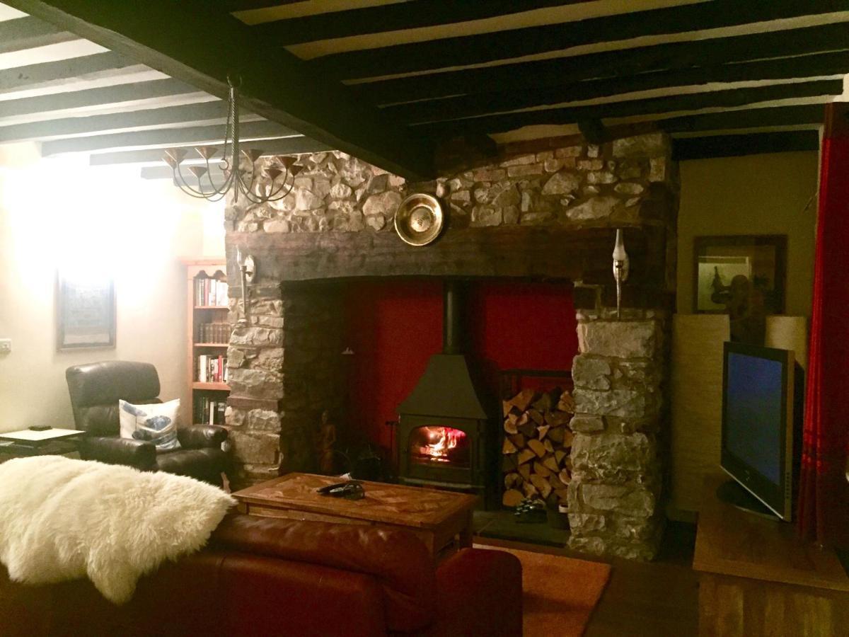 Mid-Wales Farmhouse, Swimming Pool, Tranquil Countryside Views, Sleeps 14 Meifod Exterior photo