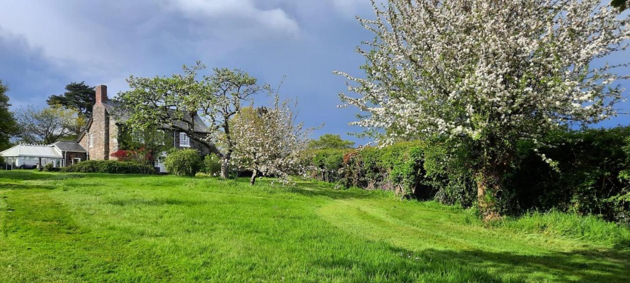 Mid-Wales Farmhouse, Swimming Pool, Tranquil Countryside Views, Sleeps 14 Meifod Exterior photo