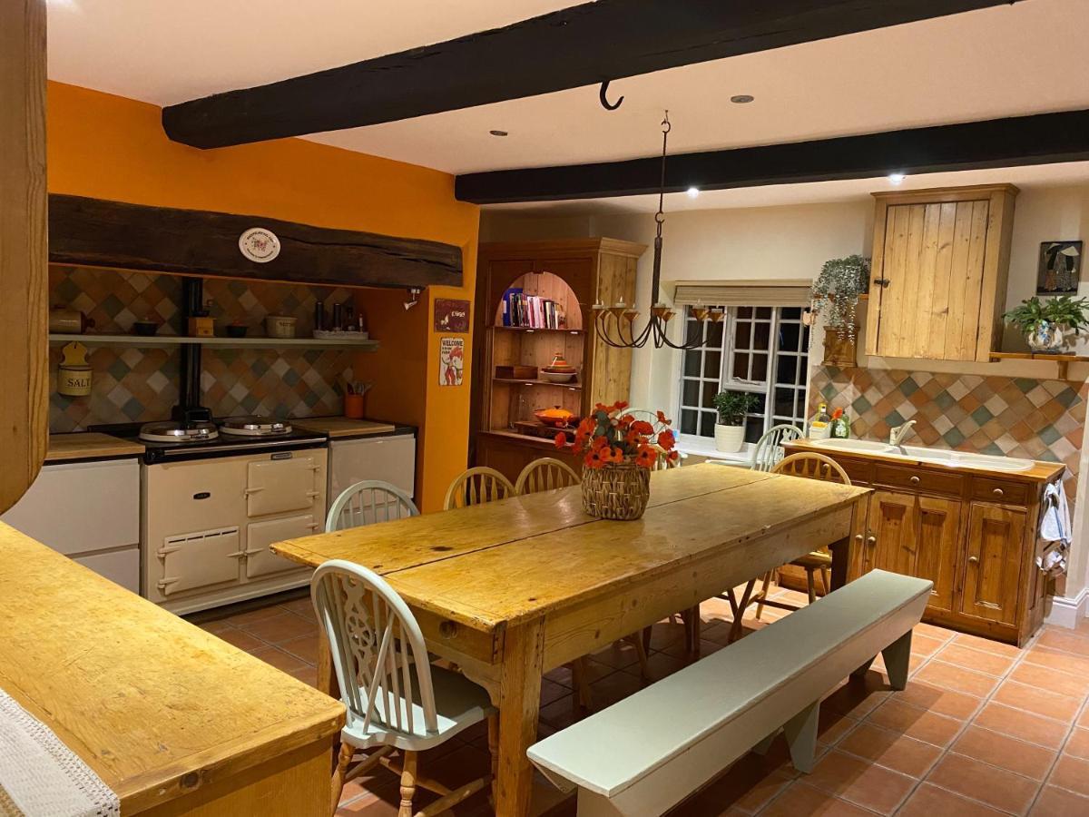 Mid-Wales Farmhouse, Swimming Pool, Tranquil Countryside Views, Sleeps 14 Meifod Exterior photo