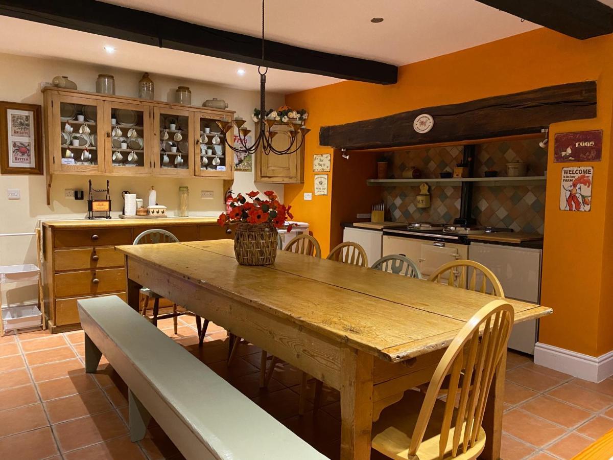 Mid-Wales Farmhouse, Swimming Pool, Tranquil Countryside Views, Sleeps 14 Meifod Exterior photo