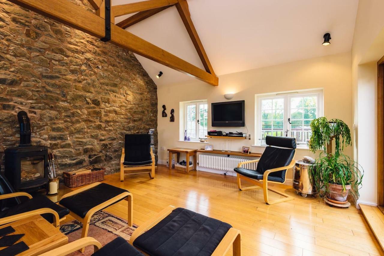 Mid-Wales Farmhouse, Swimming Pool, Tranquil Countryside Views, Sleeps 14 Meifod Exterior photo