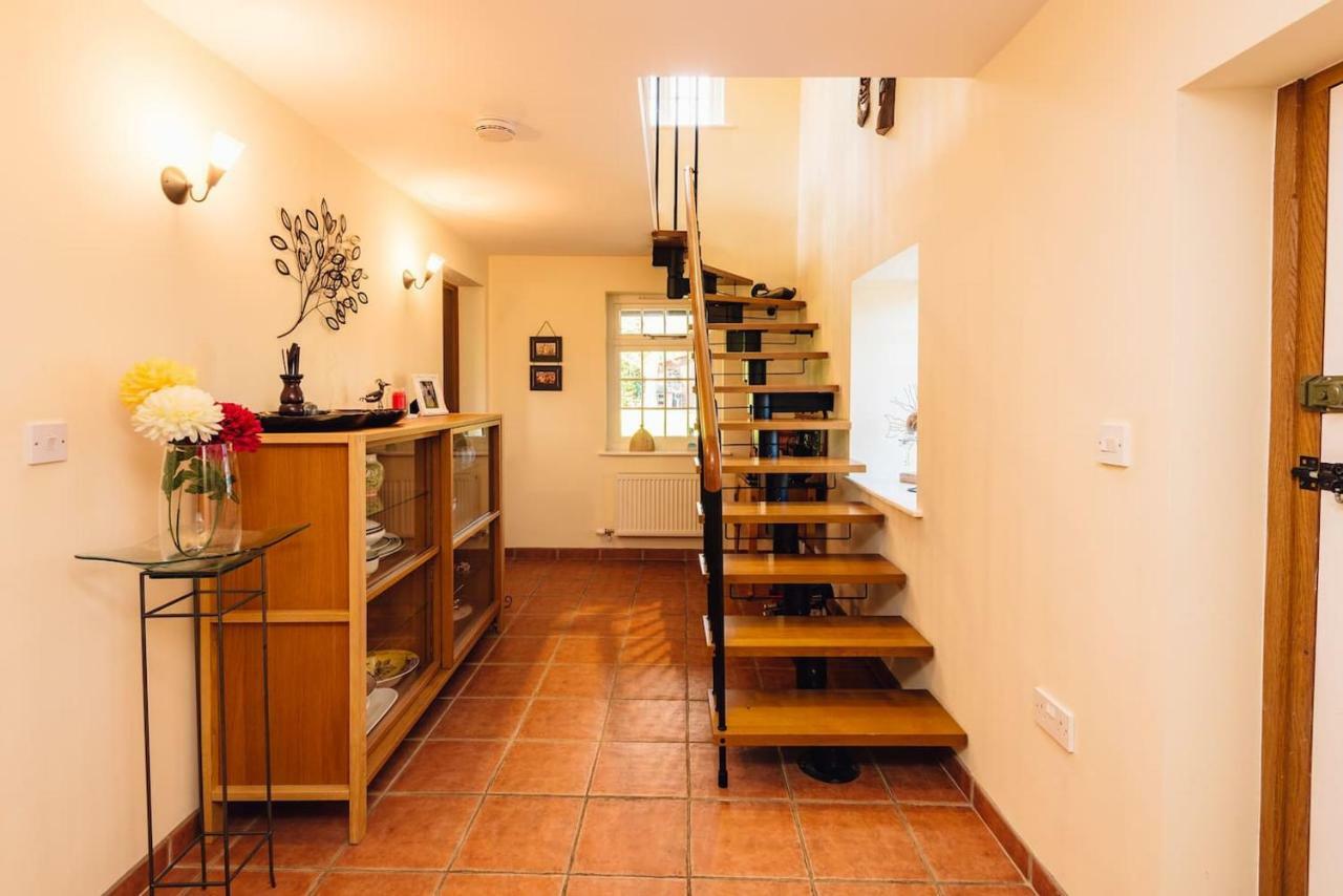 Mid-Wales Farmhouse, Swimming Pool, Tranquil Countryside Views, Sleeps 14 Meifod Exterior photo