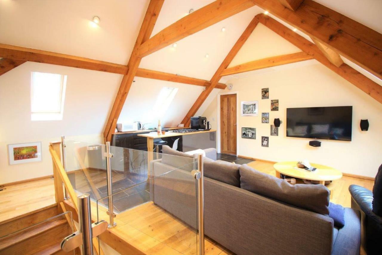 Mid-Wales Farmhouse, Swimming Pool, Tranquil Countryside Views, Sleeps 14 Meifod Exterior photo